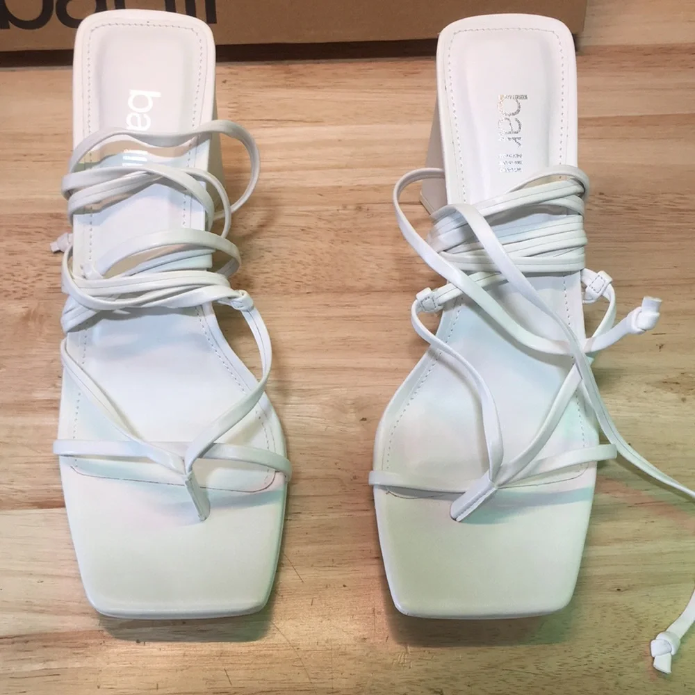 New WB Woman’s bar III White Strappy Block‎ Heel Sandals